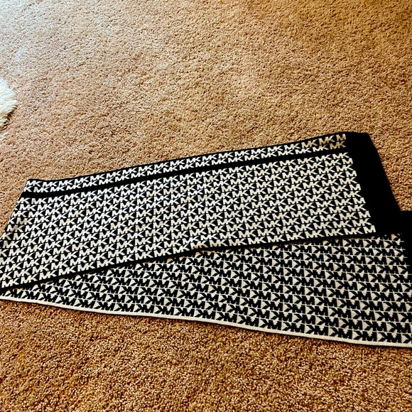 Michael Kors black and white reversible scarf